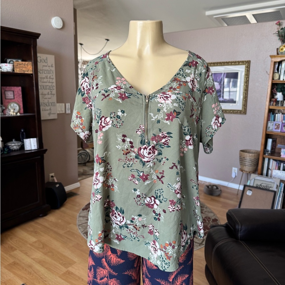Tempted Hearts green floral short sleeve Vneck blouse-size XL